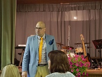 65-vuotisjuhla Nurmeksessa. Kuvassa seuran esimies ja puheenjohtaja Janne Okkonen.