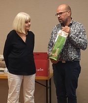 Ulla Eirolan yli 40-viotta kestänyt taivat sukuseuran hallituksessa päättyi Kajaanin kokoukseen. Ullalle esitettiin kiitokset panostuksestaan sukuseuraan ja sen toimintaan.