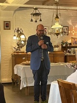 Sukujuhla Kajaanissa 2024. Puheenjohtaja Janne Okkonen piti monivivahteikkaan Tervetuloa-puheen sukujuhlan aluksi.