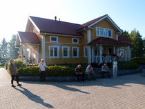 Sukutapaaminen Kajaanin Kuluntalahdessa, Mirja ja Arto Okkosella